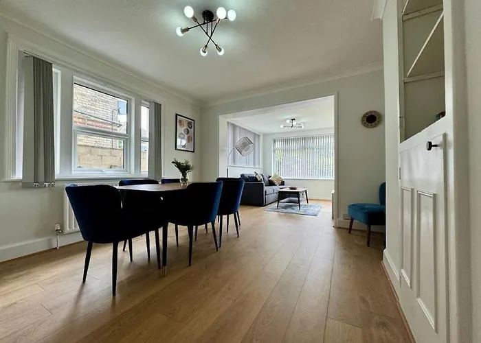 Spacious, Modern 3 Bedroom Apartment With Parking