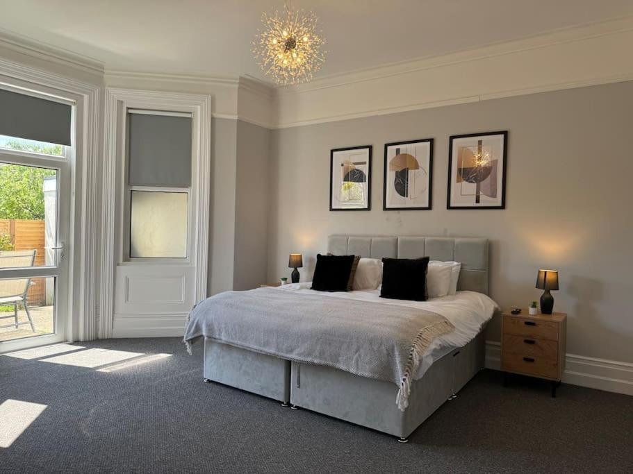 Apartment Spacious, Modern 3 Bedroom With Parking *