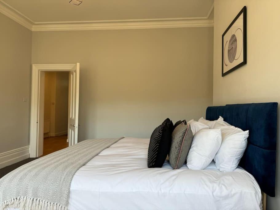 Spacious, Modern 3 Bedroom With Parking Apartment *