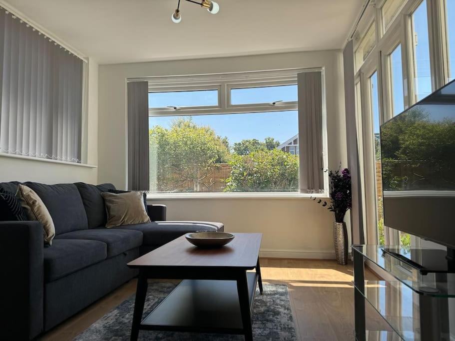 Spacious, Modern 3 Bedroom With Parking Apartment *