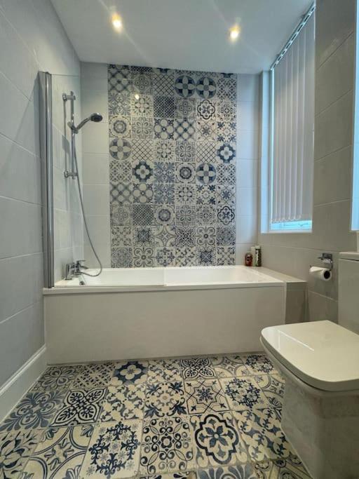 Spacious, Modern 3 Bedroom With Parking Apartment *