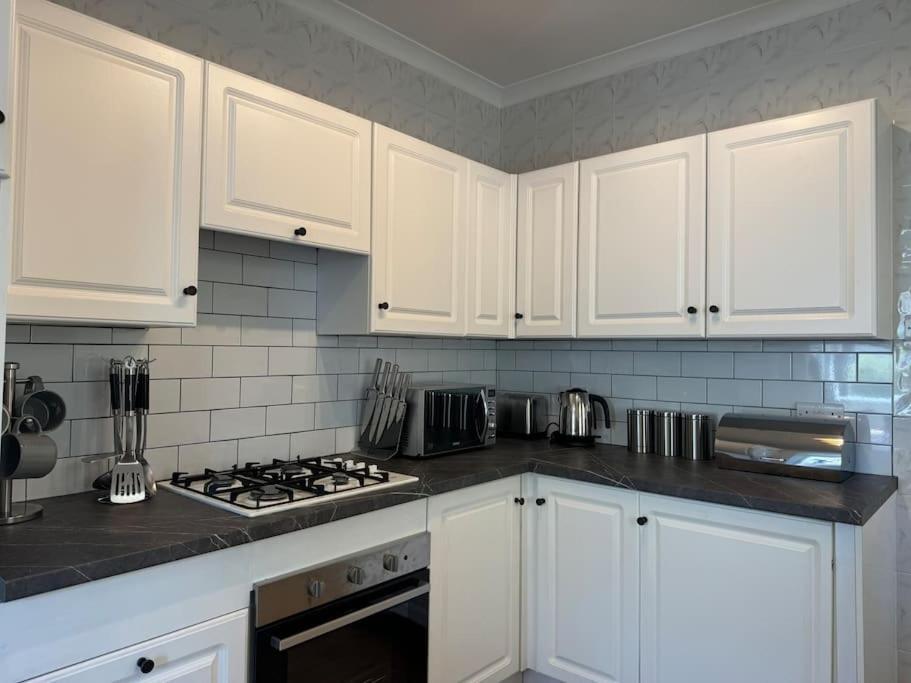 Spacious, Modern 3 Bedroom With Parking *