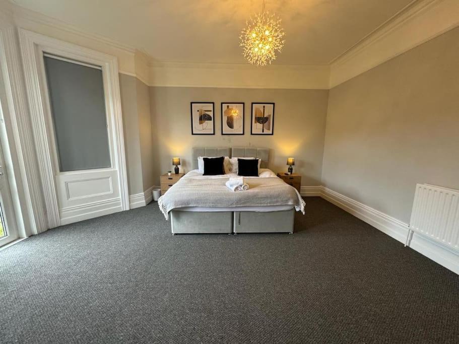Apartment Spacious, Modern 3 Bedroom With Parking *