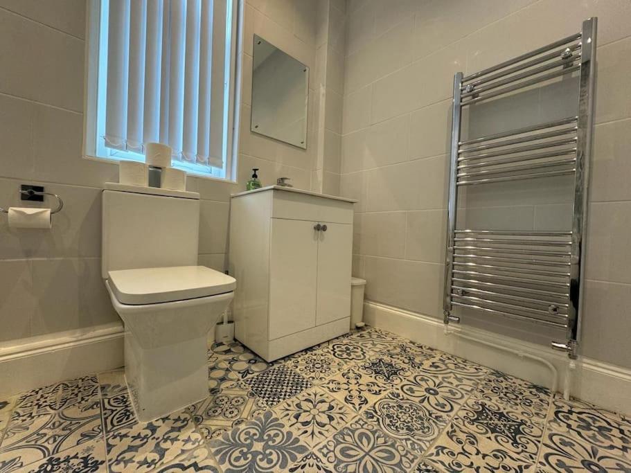 Spacious, Modern 3 Bedroom With Parking Apartment *