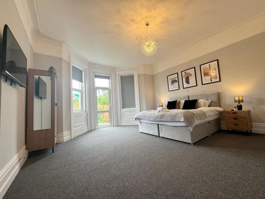 Apartment Spacious, Modern 3 Bedroom With Parking *