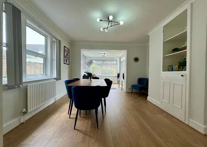 Spacious, Modern 3 Bedroom Apartment With Parking