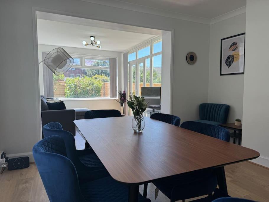 Spacious, Modern 3 Bedroom With Parking