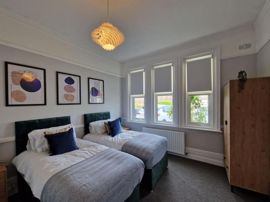 Апартаменты Spacious, Modern 3 Bedroom With Parking Борнмут
