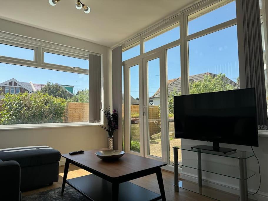 Spacious, Modern 3 Bedroom With Parking * Борнмут