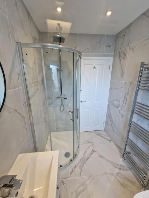 Spacious, Modern 3 Bedroom With Parking Апартаменты Борнмут