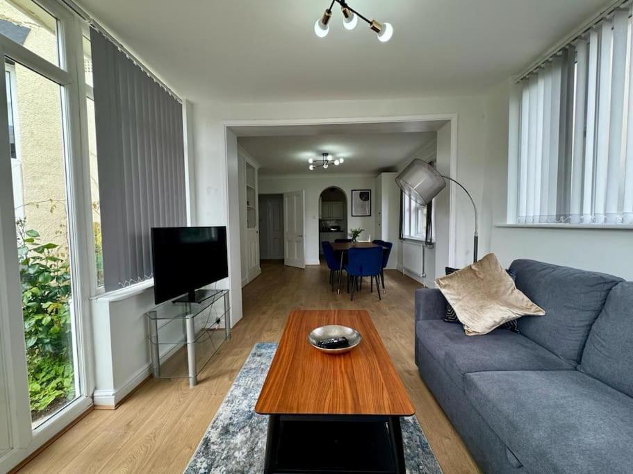 Апартаменты Spacious, Modern 3 Bedroom With Parking *